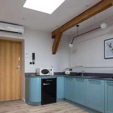 Latarnik - Piotrkowska 37 *